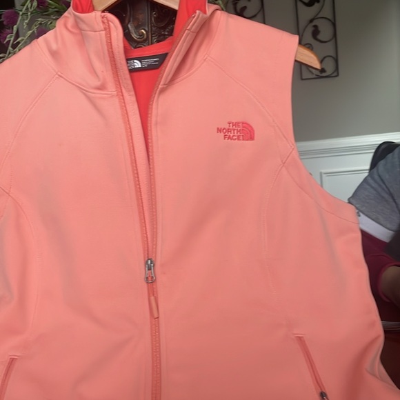 North face - Picture 2 of 4